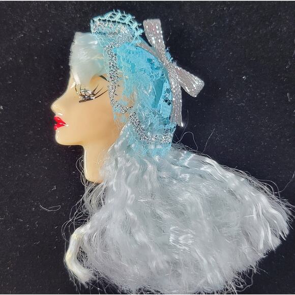 Glamour Lady Head Brooch Face With Lace and Long Blue Hair 1980's With Gift Box - Picture 1 of 8